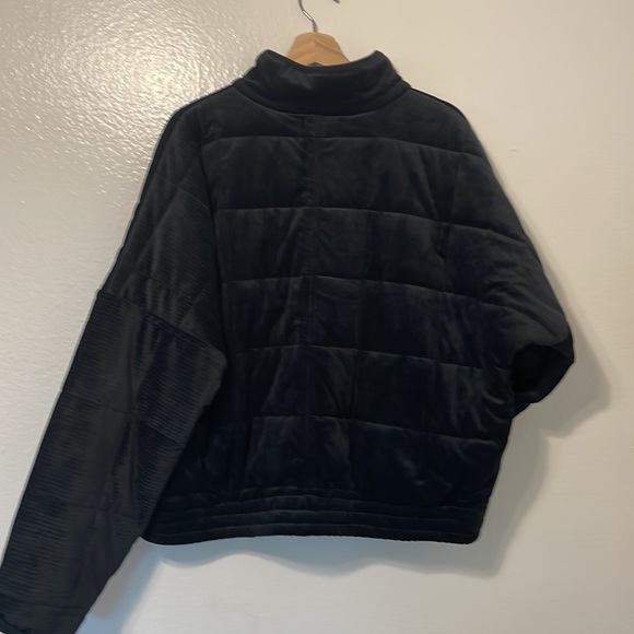 F21 velour black puffer jacket with pockets - Picture 4 of 5